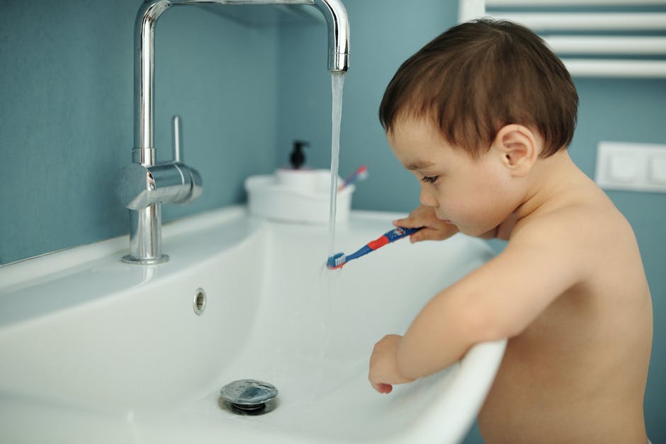 с какого возраста чистить зубы ребенку